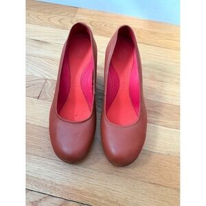 CROCS A-Leigh Leather Closed Toe Wedge Heel Womens Size W8 Slip On